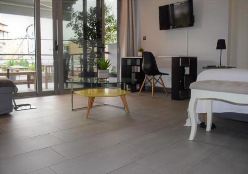 Stylish Boutique Loft With Private Balcony
