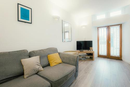 a living room with a couch and a tv at Drakes Nest Plymouth City Centre Location and FREE PARKING in Plymouth