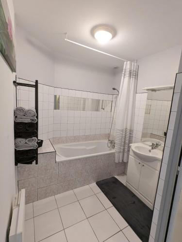 une salle de bain avec une baignoire, des toilettes et un lavabo dans l'établissement Appartement cœur de ville, à Bessan