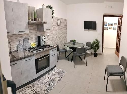 La casa di Aga في كاتانيا: مطبخ وغرفة طعام مع طاولة وكراسي