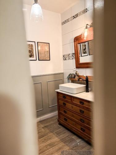 une salle de bain avec un lavabo et un miroir dans l'établissement Appartment Le Saint Martin, à Saint-Dié-des-Vosges