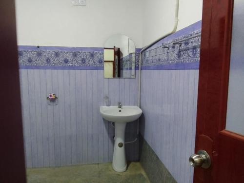 a bathroom with a sink and a toilet at Wilpattu Buma Lodge in Pahala Maragahawewa