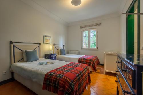 ein Schlafzimmer mit zwei Betten und einer Kommode in der Unterkunft Quinta do Peru Golf Retreat - NEW in Sesimbra
