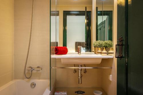 ein Badezimmer mit Waschbecken, Spiegel und Badewanne in der Unterkunft Quinta do Peru Golf Retreat - NEW in Sesimbra