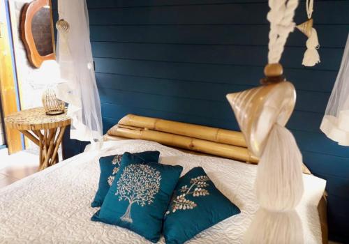 Una cama o camas en una habitación de The BlueBamboo