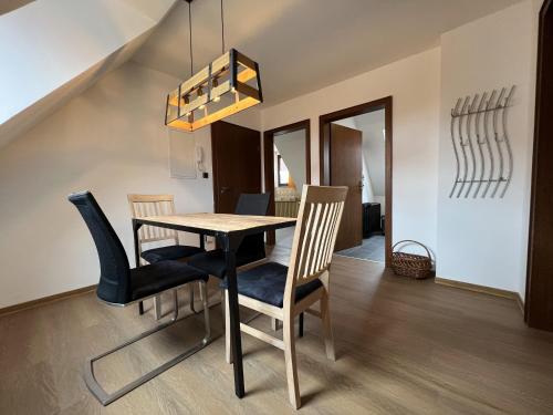 a dining room with a table and chairs at Ferienwohnung 9 Torster - im Zentrum der Altstadt in Hameln