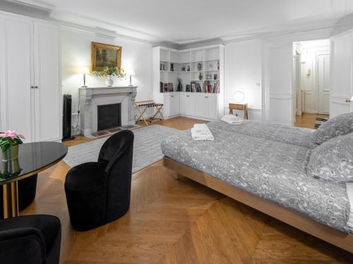 - une chambre avec un grand lit et une cheminée dans l'établissement Victoire I, à Paris