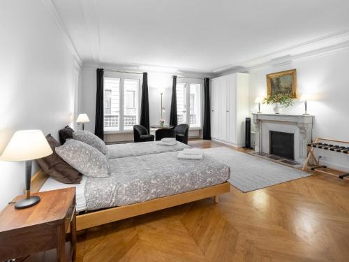 - une grande chambre avec un lit et une cheminée dans l'établissement Victoire I, à Paris