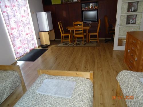 a living room with a table and a dining room at Pokoje do wynajęcia w centrum Białegostoku in Białystok