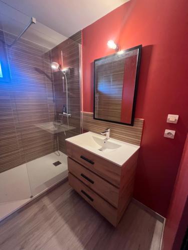 une salle de bain avec un lavabo et une douche dans l'établissement Chalet Soulacais avec piscine, à Soulac-sur-Mer