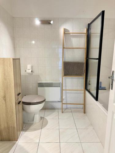 une salle de bain avec toilettes, lavabo et douche dans l'établissement La Closeraie appartement centre de senlis, parking et terrasse, à Senlis