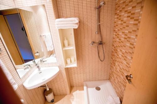  Apartaments Ashome -  Room  picture :   Bath    TV    Hairdryer                           