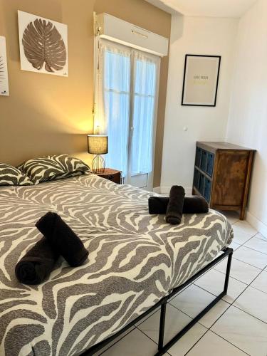 Ένα ή περισσότερα κρεβάτια σε δωμάτιο στο La Closeraie appartement centre de senlis, parking et terrasse