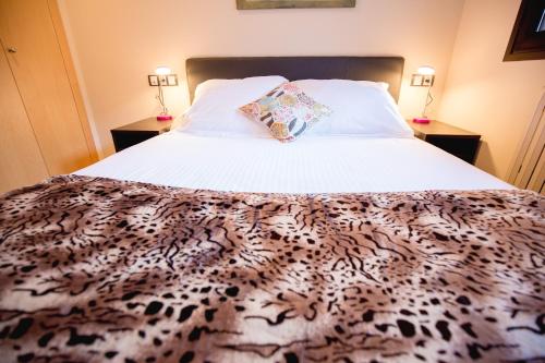  Apartaments Ashome -  Room  picture :   Bath    TV    Hairdryer                           