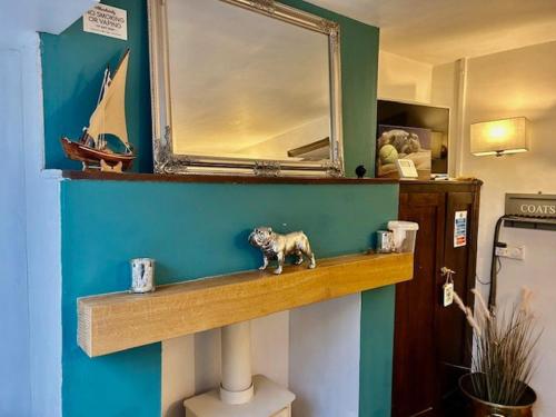 a shelf in a bathroom with a small dog on it at Bulldog Cottage in Ampleforth