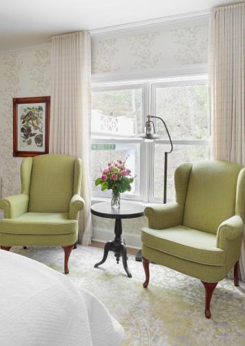 Un lugar para sentarse en Manoir Hovey, Relais & Châteaux