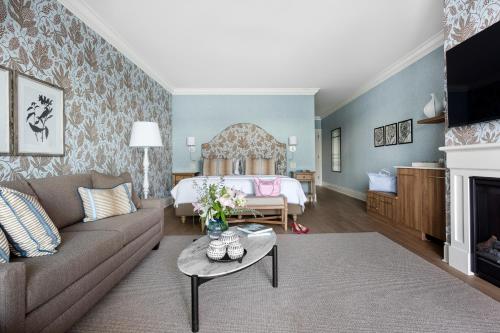 Una televisión o centro de entretenimiento en Manoir Hovey, Relais & Châteaux