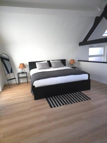 a bedroom with a large bed and two lamps at Aqua Loft Suite exécutive & élégante Quartier Européen Bruxelles in Brussels