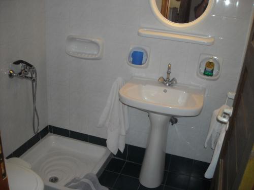 Gallery image of Budget accommodation in a semi-basement studio - Possidonia in Posidhonía