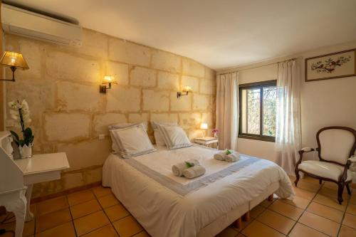 une chambre avec un lit avec deux serviettes dessus dans l'établissement Mas des Fontètes, à Fontvieille