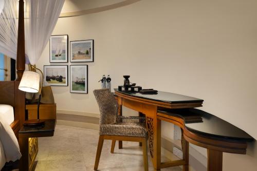 a desk in a room with a bed and a desk at Banyan Tree Vabbinfaru in Male City