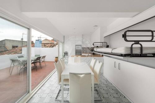 une cuisine et une salle à manger avec une table et des chaises dans l'établissement AS21778- Magnifique P3 avec terrasse au cœur du Centre ville dans une maison de caractère, au Grau-du-Roi