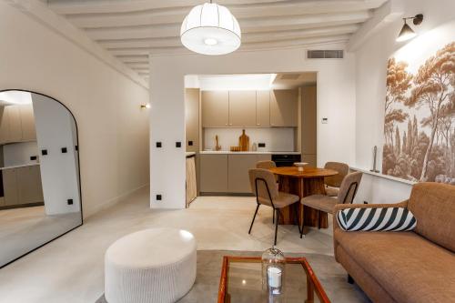 un salon avec un canapé et une table dans l'établissement Habitat Parisien - Saint Sauveur Montorgueil, à Paris