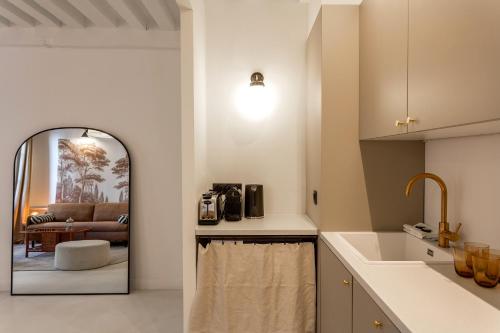 une cuisine avec un évier et un salon dans l'établissement Habitat Parisien - Saint Sauveur Montorgueil, à Paris