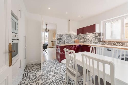 - une cuisine avec un comptoir et des chaises dans l'établissement AS21755 - Grand P3 Vue Canal au cœur du Centre-Ville à 20m de la plage, au Grau-du-Roi