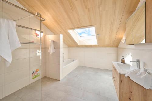 Ένα μπάνιο στο Ferienhaus Seewald