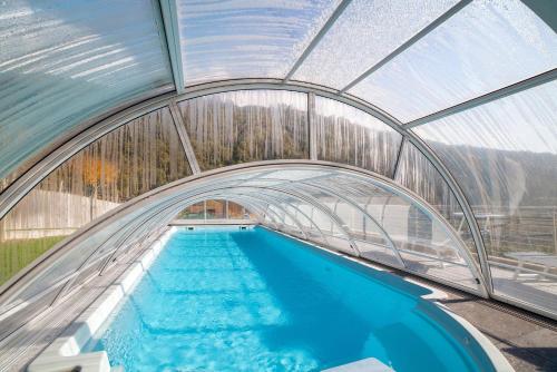 Bazén v ubytování Chalet Resort Innerluferhof nebo v jeho okolí
