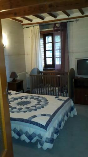 une chambre avec un lit avec une table et une fenêtre dans l'établissement La Maison de Yana, à Saint-Marcel-dʼArdèche