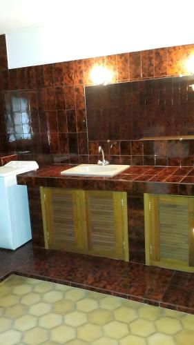 une salle de bain avec un lavabo et un miroir dans l'établissement La Maison de Yana, à Saint-Marcel-dʼArdèche