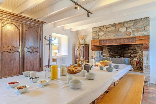 une grande table avec des bols de nourriture dans l'établissement Ker Breizh - Saint Pabu - 14 pers, à Saint-Pabu