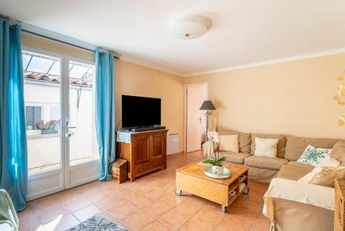 Televisyen dan/atau pusat hiburan di Maison avec vue sur les Alpilles