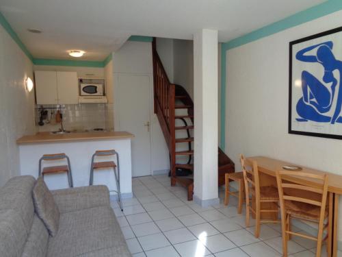 un salon et une cuisine avec un canapé et une table dans l'établissement Croisette-Oasis, à Cannes