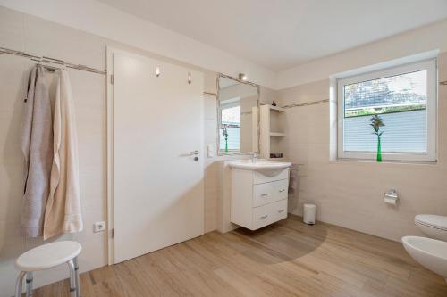 Bilik mandi di Ferienhaus Ingwersen