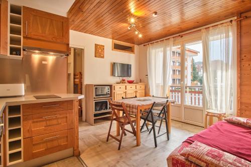 une cuisine avec une table et des chaises dans une pièce dans l'établissement Scrischss Joder, à Les Deux Alpes