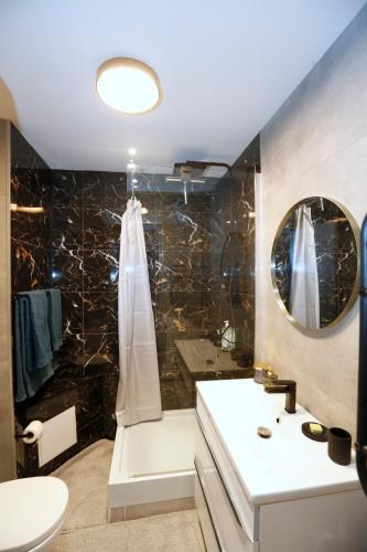 une salle de bain avec un lavabo, une douche et des toilettes dans l'établissement Charmant T2 au cœur de Marseille, à Marseille