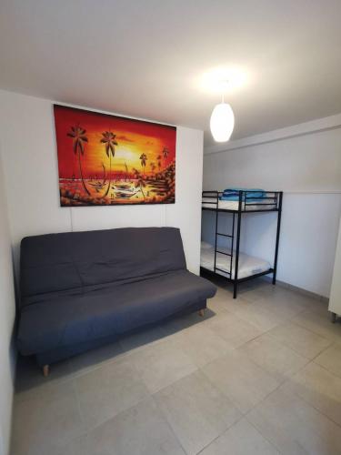 - une chambre avec un lit bleu et des lits superposés dans l'établissement AS21673 - Studio en rez de chaussée face au Canal, au Grau-du-Roi