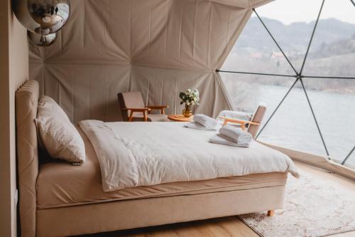 Postel nebo postele na pokoji v ubytování Glamping Drina Riverzone
