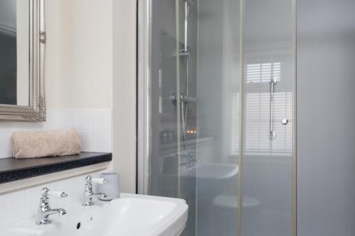 Koupelna v ubytování The Old Smithy - Seasgair Lodges