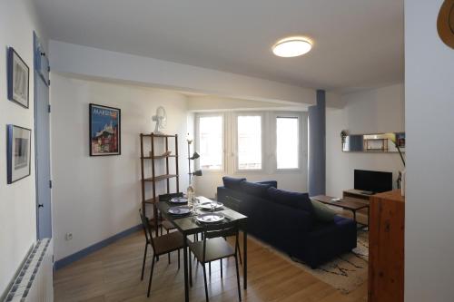 un salon avec une table et un canapé dans l'établissement Charmant T2 au cœur de Marseille, à Marseille