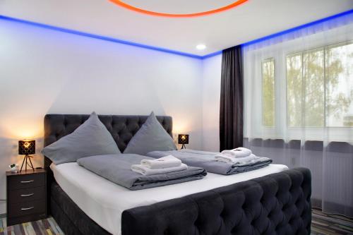 Un pat sau paturi într-o cameră la Modern Apartments Neuburg 3 - New