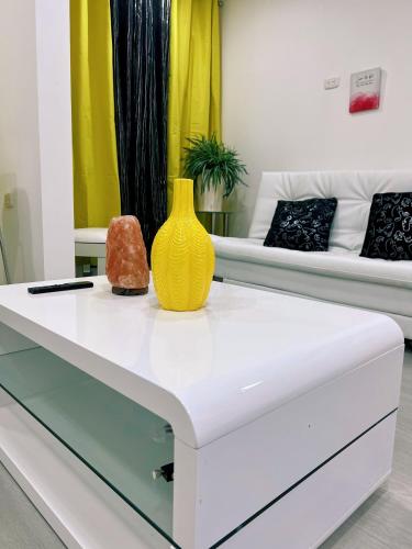 a table with a yellow vase sitting on top of it at San Francisco Luxury Prestige 1 in Juticalpa
