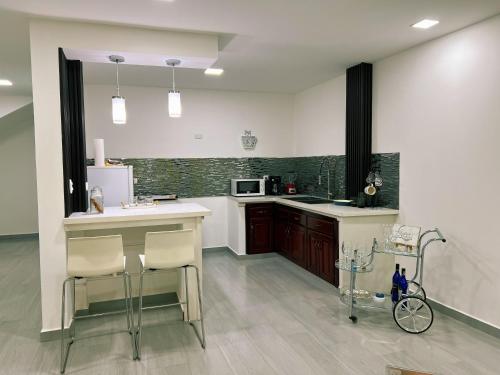 a kitchen with a counter and some chairs in it at San Francisco Luxury Prestige 1 in Juticalpa