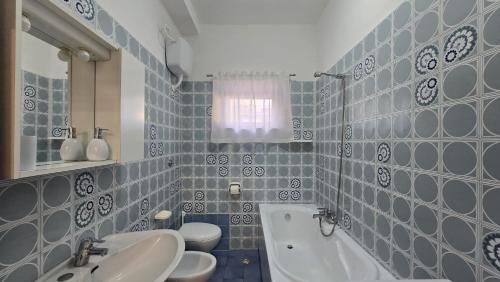 Ένα μπάνιο στο Marsi Apartment - Appartamento vicino al mare e all'Istituto Santo Stefano