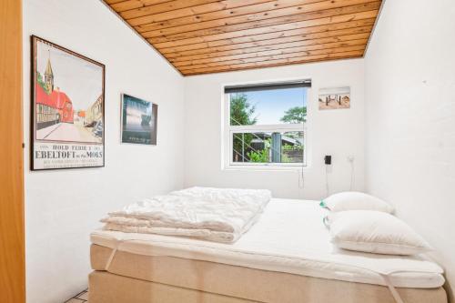 Ένα ή περισσότερα κρεβάτια σε δωμάτιο στο Spacious And Inviting Pool House With Spa, Sauna, Rooftop Terrace And Room For The Whole Family Just 300 Metres From The Water And Close To