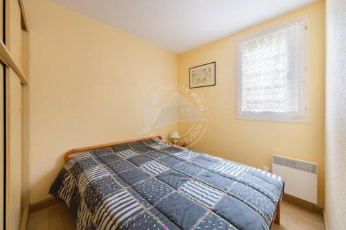 une chambre avec un lit et une fenêtre dans l'établissement AS21600 - P2 Cabine à 200m de la plage avec parking privatif, au Grau-du-Roi
