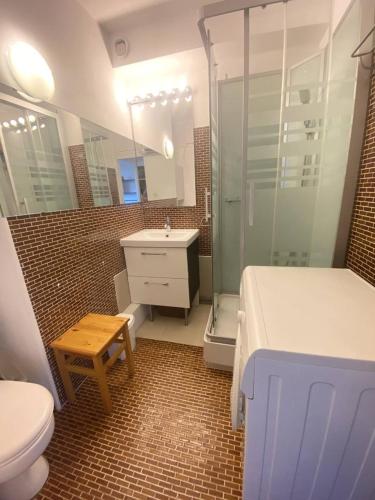 une salle de bain avec un lit, une douche et un lavabo dans l'établissement AS21549 - Studio lumineux vue mer avec piscine et parking commun, au Grau-du-Roi